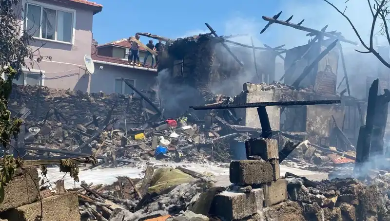 Kırklareli’ndeki Yangında İtfaiye Eri Yaralandı: Olayın Detayları Ortaya Çıktı