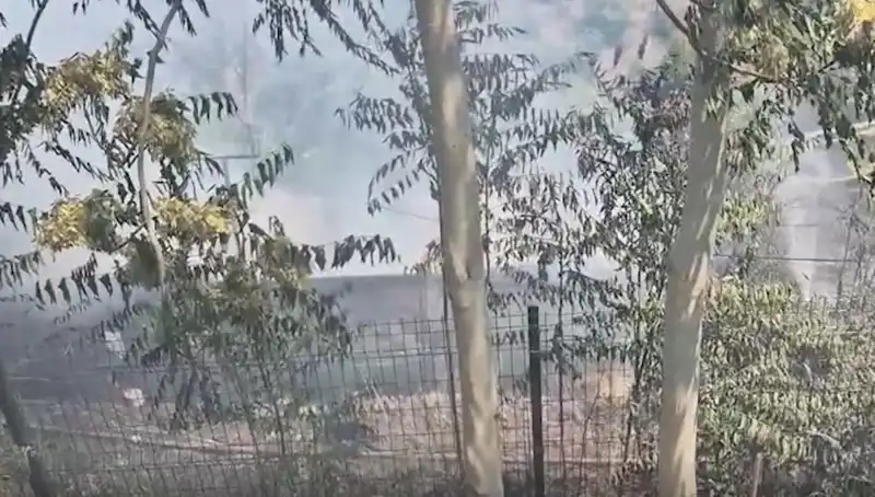 Sultangazi'de Otluk Alanda Yangın Çıktı: Gecekondu Alevlere Teslim Oldu