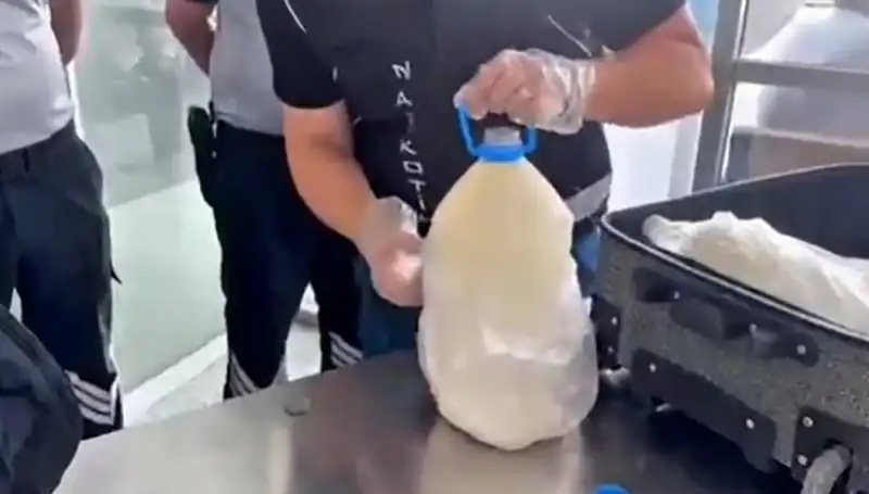Havalimanında Şok! Süt Şişesinde Tam 12 Kilo 800 Gram Uyuşturucu Ele Geçirildi