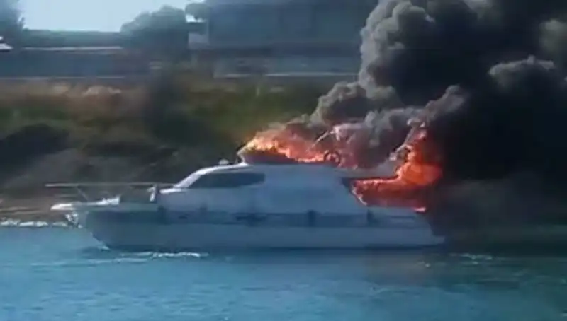 Çeşme Marinasında Motoryat Korkutan Yangın: Sebebi Henüz Belirsiz