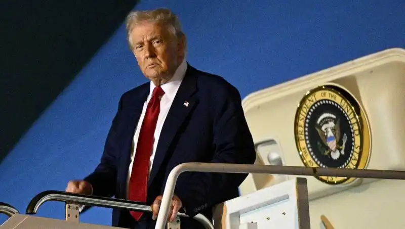 Katar'dan Trump'a Uçan 400 Milyon Dolarlık Lüks Jet Görüntülendi!