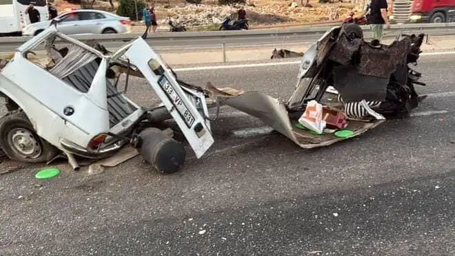 Bariyere Çarpan Araçta Dehşet Anları: Bir Ölü, Bir Yaralı