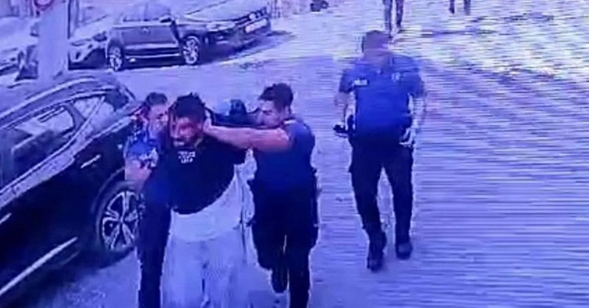 Bornova’da Gergin Dakikalar: Bipolar Hastası Satırla Polisleri Tehdit Etti, Bir Polis Yaralandı