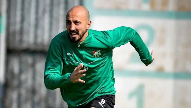 Milli Futbolcunun Kariyer Değişimi: 2. Lig Alternatifi Dikkat Çekiyor