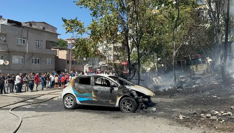 Gecekondu Yangını, Park Halindeki Araçları Alevler İçinde Bıraktı
