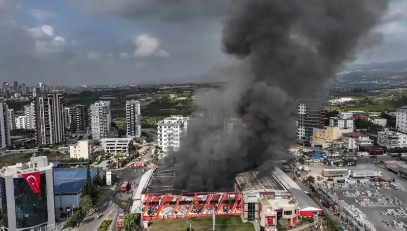 Mersin'de Fabrika Yangını: TOMA Müdahale Etti!