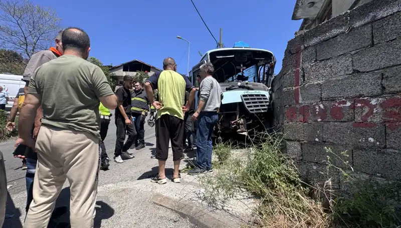 Minibüs Kazası: Duvara Çarpan Araçta 14 Yaralı, Olay Anı Kamerada!