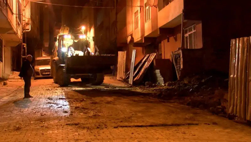 Bağcılar’da Eğimli Bina Tahliye Edildi: Tehlike Uyarısı Yapıldı!