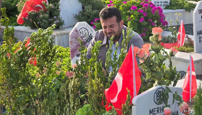 Deprem Şehitliğinde Herkesin Kalbini Burkan Bayram Kutlaması