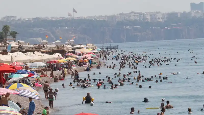 Antalya'da Sıcak Denizler: Turizm Düşkünleri İçin Cennet