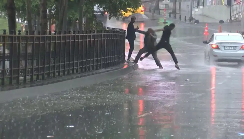 İstanbul ve İzmir İçin Meteorolojiden Acil Uyarı: Turuncu Kodlu Alarm Geldi