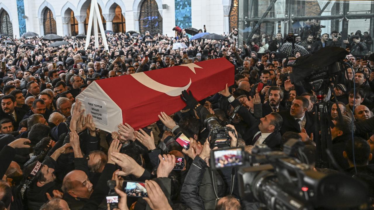 Türk Halk Müziği Sanatçısı Ferdi Tayfur Toprağa Verildi