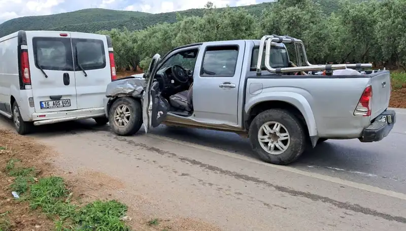 Bursa'da Minibüs ve Kamyonetin Korkunç Çarpışması: İki Yaralı