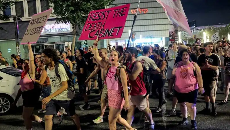 Tel Aviv sokakları darbe karşıtı protestolarla çalkalanıyor: On binler Netanyahu'ya itiraz ediyor!