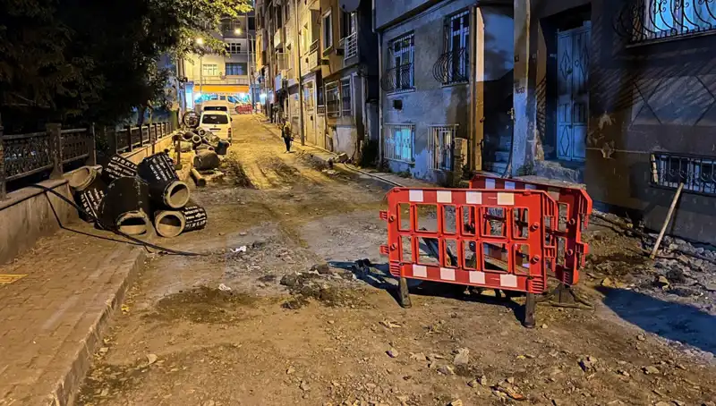 Bayrampaşa'da Altyapı Çalışması Esnasında Rögar Kapağı Patladı, Faaliyet Durduruldu