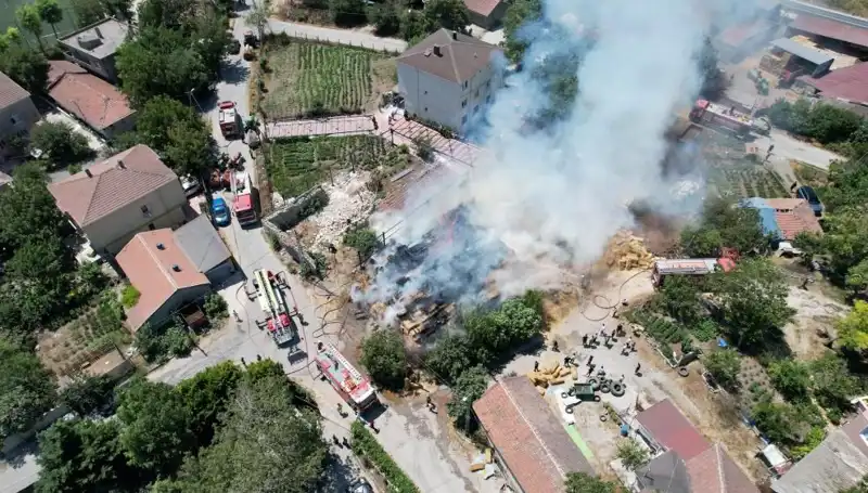 Arnavutköy'de Dehşet Veren Yangın: Saman Balyaları Küle Döndü