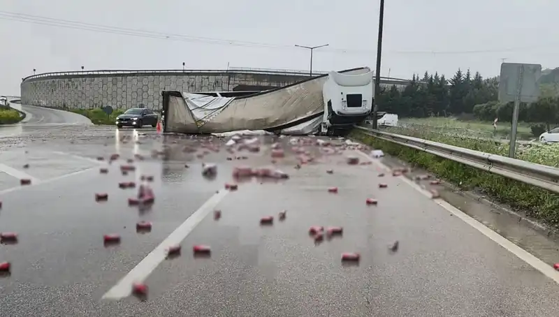 TIR Devrildi, Yolda İçki Nehrine Dönüştü: Detaylar Şoke Edici