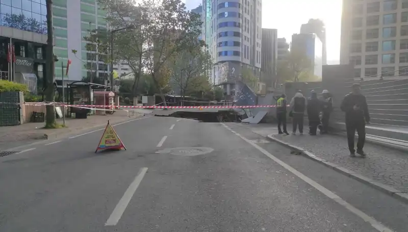 Sarıyer'de Yol Çökmesi: Trafikte Kaos ve Cadde Kapatıldı