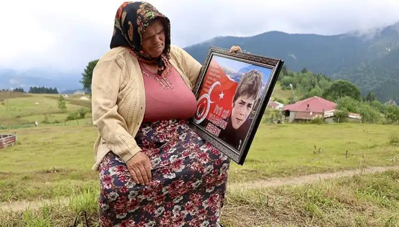 DEM Parti, Eren Bülbül'ün Annesinin Bayramını Unutmadı!