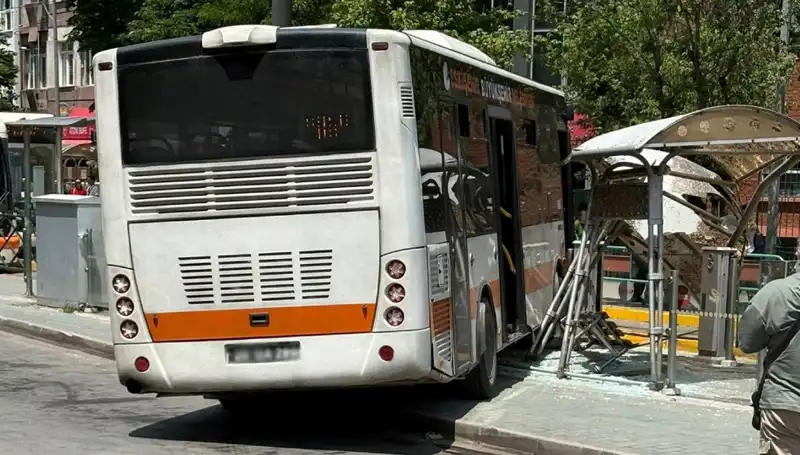 Belediye Otobüsü Tramvay Durağına Çarptı: Olayın Ardındaki Korkunç Gerçekler