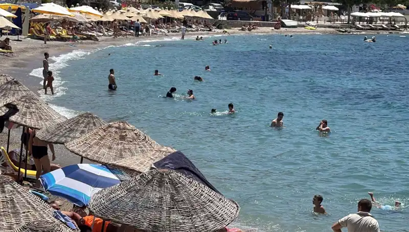 Sıcak Havalara Rağmen Sahil Kalabalığı: 36 Dereceyi Görebiliriz!
