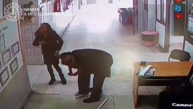 Küçük Öğrenciyi Hayata Döndüren Öğretmen: Heimlich Manevrası ile Kurtuluş!