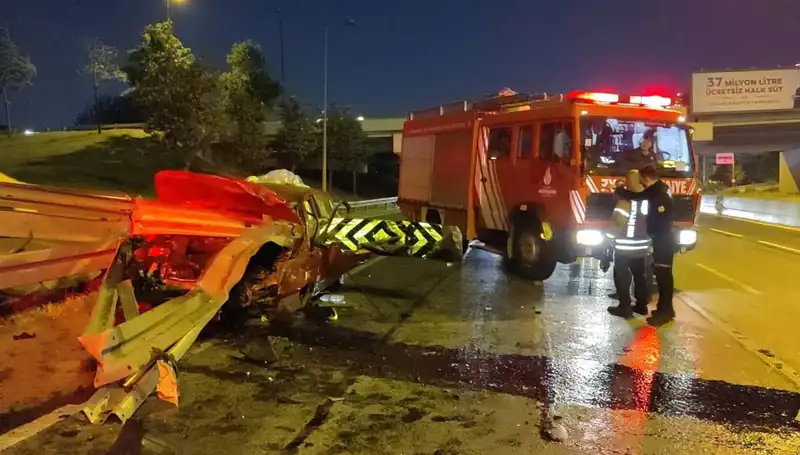 Bariyerin Otomobile Saplandığı Kaza: Sürücünün Sağlık Durumu Ciddiyetini Koruyor