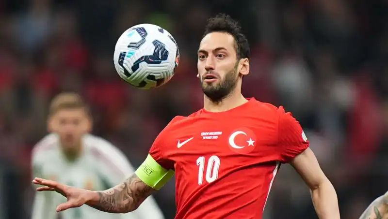 Fenerbahçe’nin Hakan Çalhanoğlu Teklifi: Mourinho’nun Israrı ve Ayrıntılar