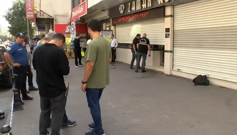Güpegündüz Caddede Gerçekleşen Cesur Kuyumcu Soygunu: O Anlar Kameralara Yansıdı